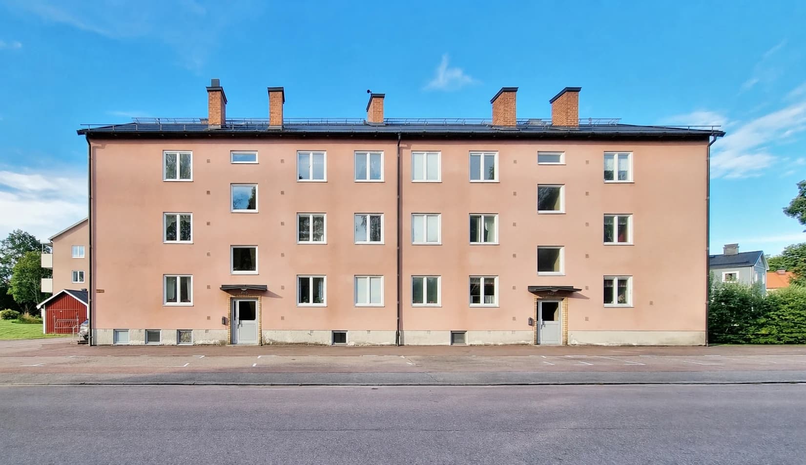 Fräsch 1:a med kokvrå och låg avgift nära badplats