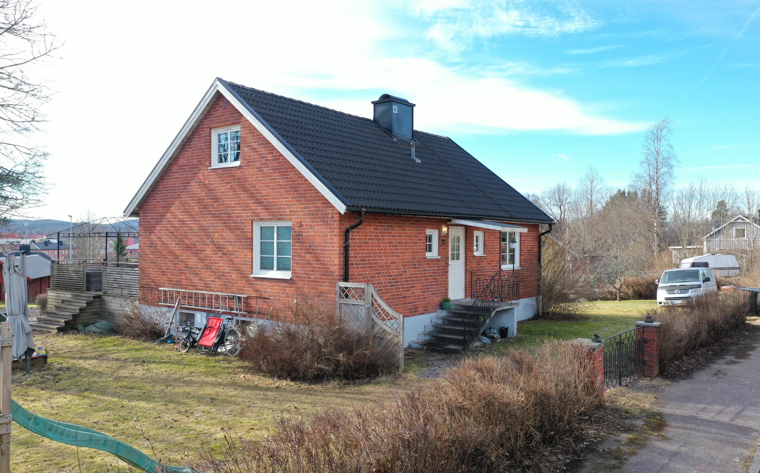Trevlig tegelvilla med altan på lugn gata nära mellanstadieskola