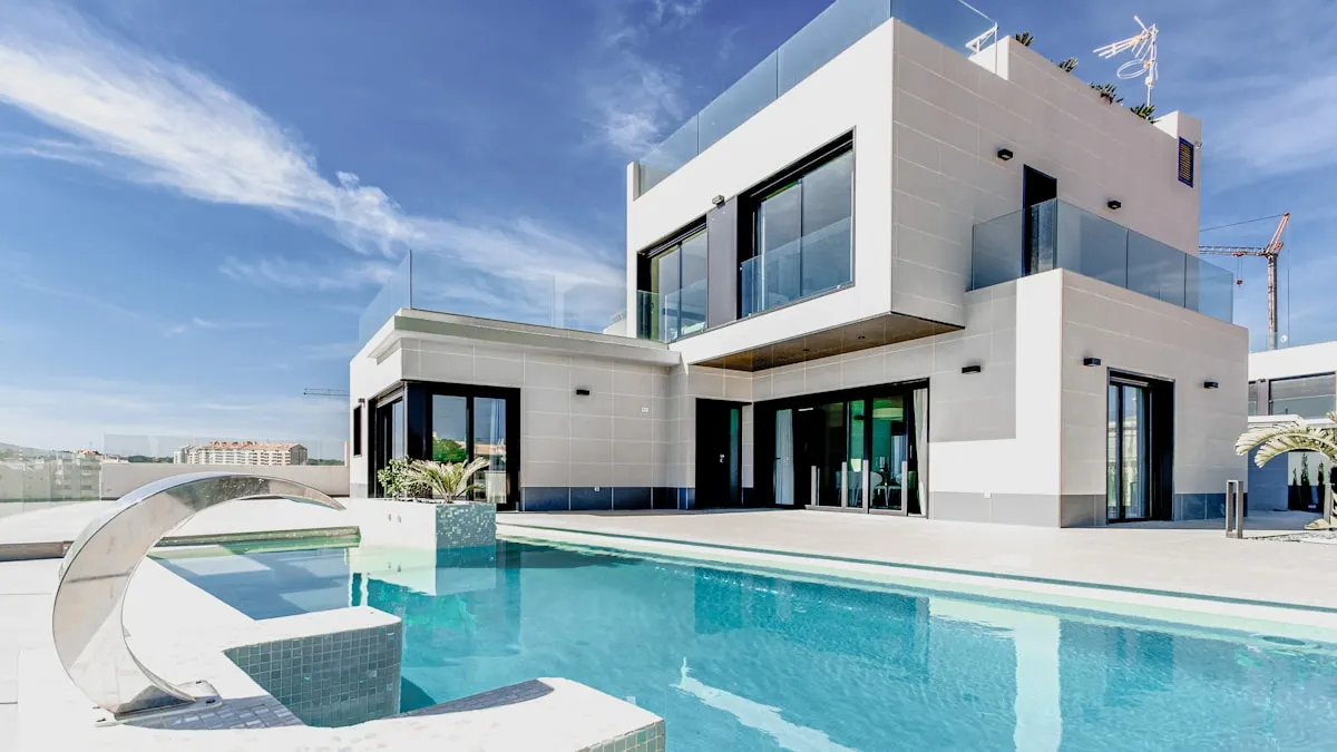 Arkitektritad sekelskiftesvåning med originaldetaljer